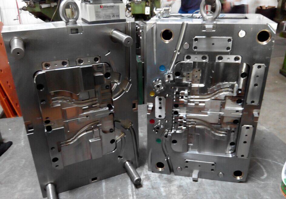 China Mold Manufacturer Auto Plastic Injection Parts Mold
