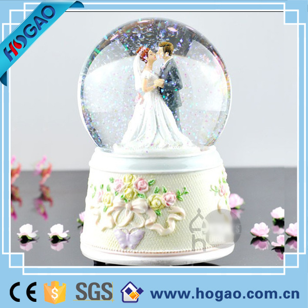 Resin Love Snow Globe for Weedding Decoration New Couple