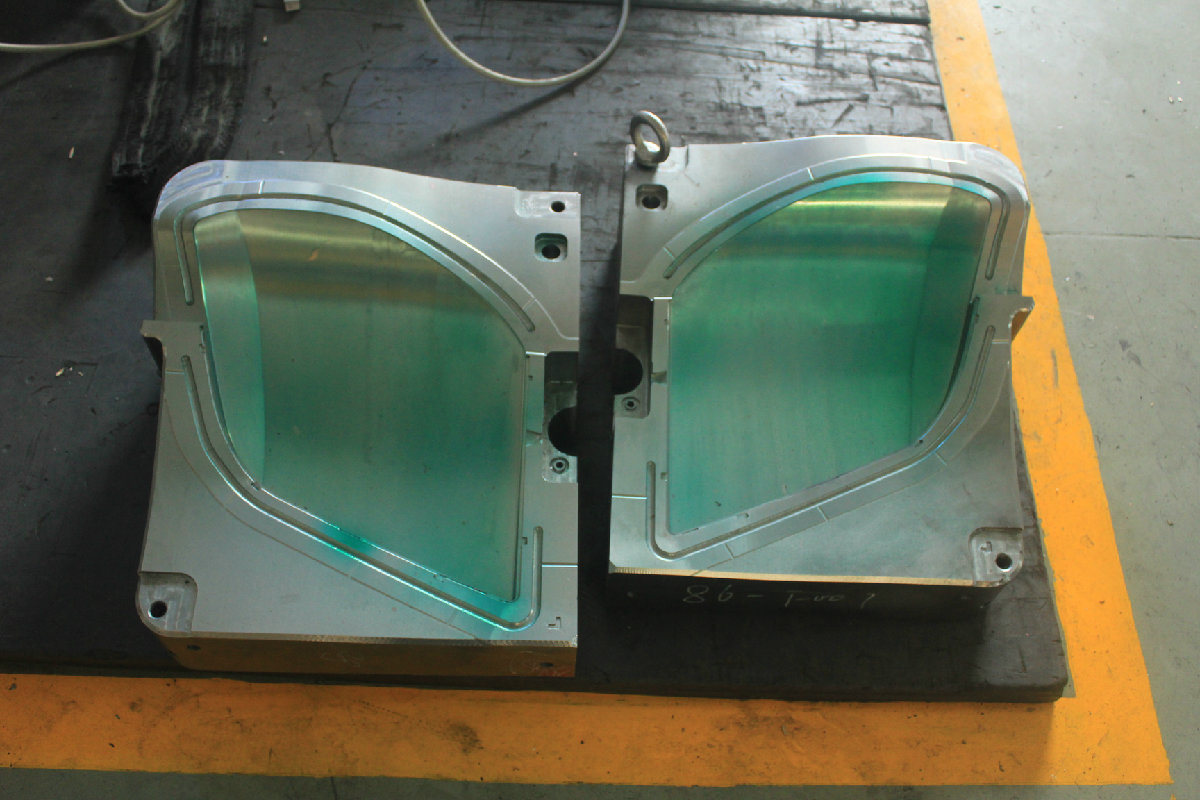 Injection mold for Fascia lens of rear beam. Single cavity.No. 4282