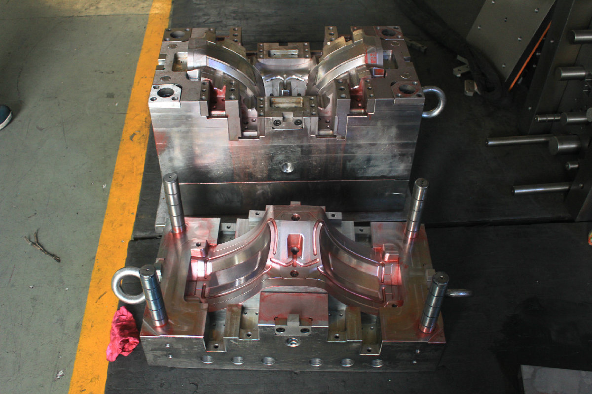 Injection Mold for Fascia Lens of Rear Beam. Single Cavity. No. 4302