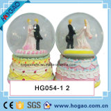 Polyresin Wedding Snow Globe with Galss Ball (HGS009)