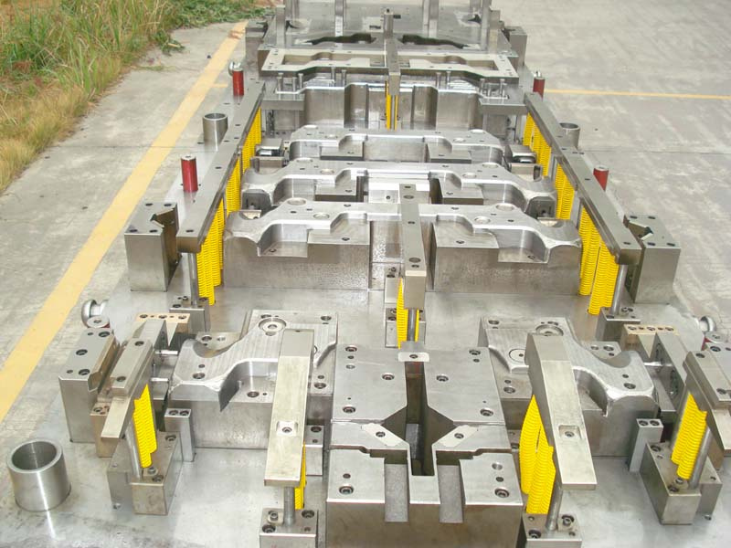 Large Progressive Tooling for Auto Part