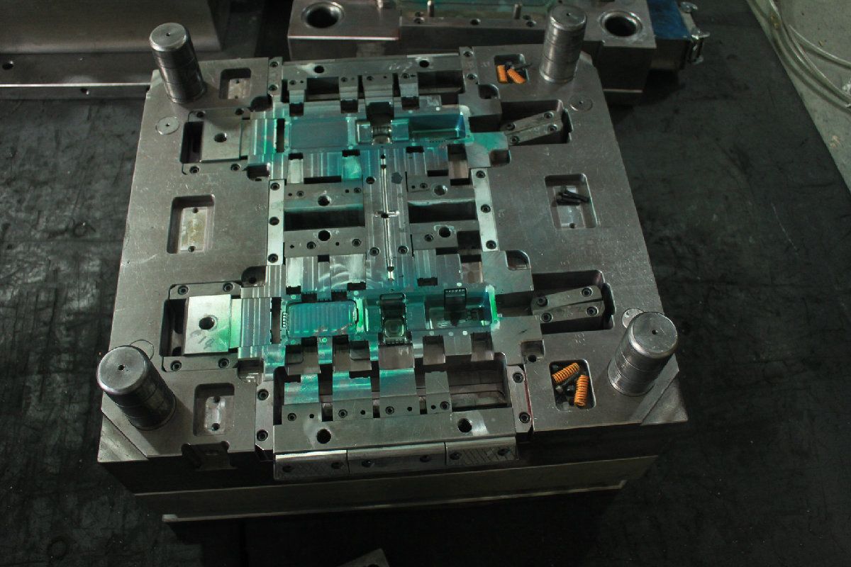 Injection Mold for Trimming Part of Headlamp. 2 Cavity. No. 4290 (Mold components)