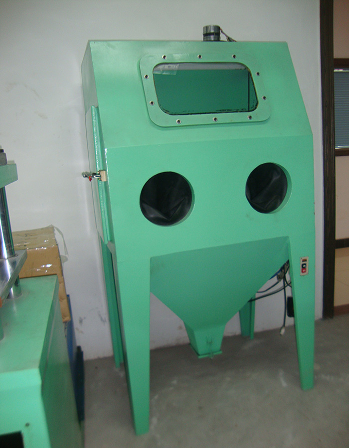 Simple Practical Sandblasting Machine of Low Price